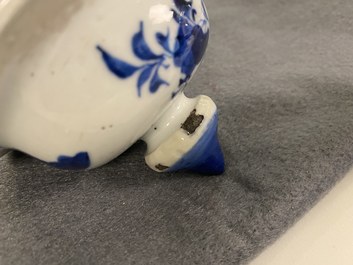 Trois vases en porcelaine de Chine en bleu et blanc, 19&egrave;me