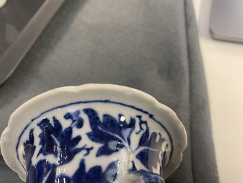 Tien overwegend Chinese blauw-witte, famille rose en Imari-stijl vaasjes, Kangxi en later