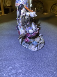 Une figure d'une femme assise sur un tr&ocirc;ne de lotus en porcelaine de Chine famille rose, 19&egrave;me