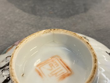 Une paire de bols couverts sur pr&eacute;sentoirs en porcelaine de Chine qianjiang cai, 19/20&egrave;me