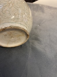 Un vase en porcelaine de Chine qingbai &agrave; d&eacute;cor incis&eacute;, Song