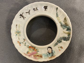 Une paire de bols couverts sur pr&eacute;sentoirs en porcelaine de Chine qianjiang cai, 19/20&egrave;me