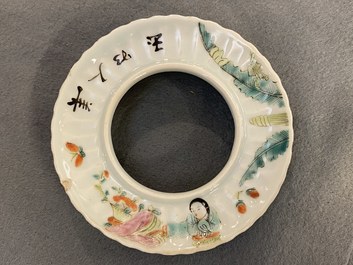 Une paire de bols couverts sur pr&eacute;sentoirs en porcelaine de Chine qianjiang cai, 19/20&egrave;me