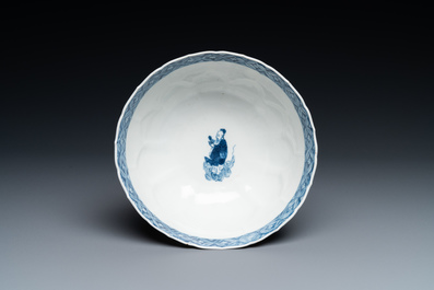 Un bol en forme de lotus en porcelaine de Chine en bleu et blanc &agrave; d&eacute;cor d'immortels, marque de Chenghua, Kangxi