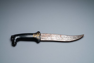 Un poignard moghol &agrave; manche en pierre dure noire en forme de t&ecirc;te de chameau, Inde, 19&egrave;me