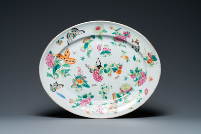 Une terrine couverte sur pr&eacute;sentoir en porcelaine de Chine famille rose de Canton, 19&egrave;me