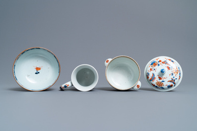 Une &eacute;cuelle, une chope, un bol et cinq tasses et soucoupes en porcelaine de Chine de style Imari, Kangxi/Qianlong