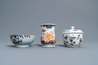 Une &eacute;cuelle, une chope, un bol et cinq tasses et soucoupes en porcelaine de Chine de style Imari, Kangxi/Qianlong