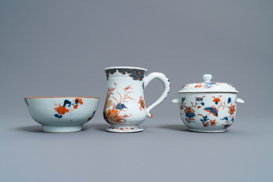 Une &eacute;cuelle, une chope, un bol et cinq tasses et soucoupes en porcelaine de Chine de style Imari, Kangxi/Qianlong