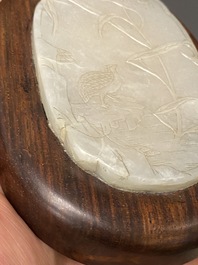 Een Chinese houten dekseldoos met een 'kwartel' plaquette in witte jade, 18/19e eeuw