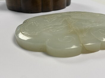 Een Chinese houten dekseldoos met een 'ruyi' plaquette in witte jade, 18/19e eeuw