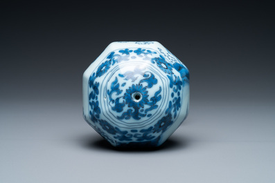 Un rare porte-perruque d'enfant en fa&iuml;ence de Delft en bleu et blanc &agrave; d&eacute;cor chinois, fin du 17&egrave;me