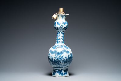 Een grote blauw-witte Delftse knobbelvaas met chinoiseriedecor, eind 17e eeuw