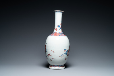 Un vase en porcelaine de Chine en bleu, blanc et rouge de fer &agrave; d&eacute;cor d'antiquit&eacute;s, Qianlong