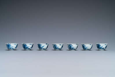 Sept tasses et soucoupes en porcelaine de Chine en bleu et blanc, Kangxi