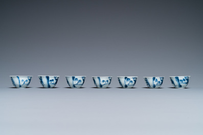 Sept tasses et soucoupes en porcelaine de Chine en bleu et blanc, Kangxi