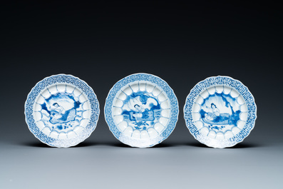 Drie Chinese blauw-witte lotusvormige 'acupunctuur' koppen en schotels, Kangxi