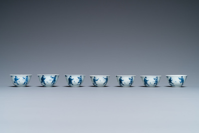 Sept tasses et soucoupes en porcelaine de Chine en bleu et blanc, Kangxi