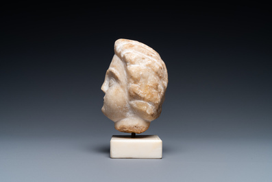 Een provinciaal Romeins marmeren hoofd van een man, 2/3e eeuw