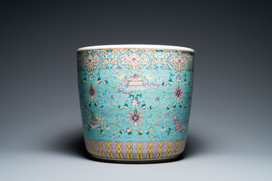 Une jardini&egrave;re en porcelaine de Chine famille rose &agrave; fond turquoise &agrave; d&eacute;cor 'bajixiang', 19&egrave;me