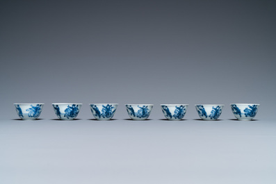 Sept tasses et soucoupes en porcelaine de Chine en bleu et blanc, Kangxi