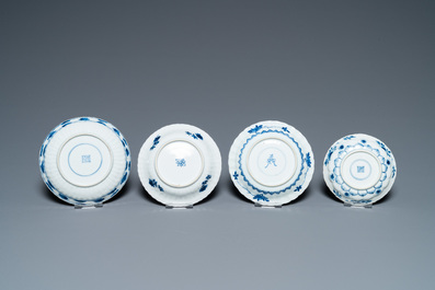 Vier Chinese blauw-witte koppen, vier schotels en twee theepotten, Kangxi