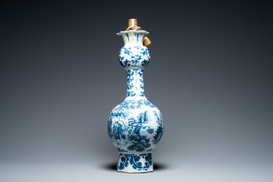 Un grand vase en fa&iuml;ence de Delft en bleu et blanc &agrave; d&eacute;cor chinois, fin du 17&egrave;me