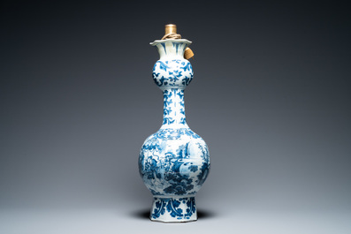 A large Dutch Delft blue and white garlic head 'chinoiserie' vase, late 17th C.