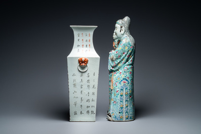 Un vase de forme carr&eacute;e en porcelaine de Chine qianjiang cai et une figure d'un dieu d'&eacute;toiles, Chine, 19/20&egrave;me