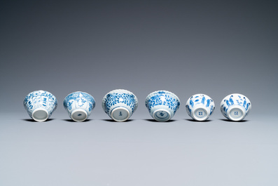 Negentien Chinese blauw-witte schotels en twaalf koppen, Kangxi