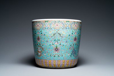 Une jardini&egrave;re en porcelaine de Chine famille rose &agrave; fond turquoise &agrave; d&eacute;cor 'bajixiang', 19&egrave;me