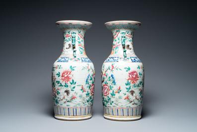 Une paire de vases en porcelaine de Chine famille rose, 19&egrave;me