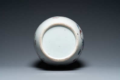 Een Chinese blauw-witte en koperrode flesvormige 'antiquiteiten' vaas, Qianlong