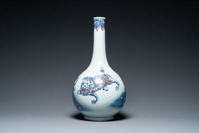Een Chinese flesvormige blauw-witte en koperrode vaas met boeddhistische leeuwen, 20e eeuw