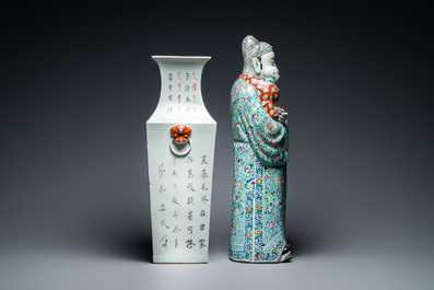 Un vase de forme carr&eacute;e en porcelaine de Chine qianjiang cai et une figure d'un dieu d'&eacute;toiles, Chine, 19/20&egrave;me