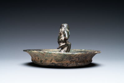 Un bol romain en bronze orn&eacute; d'un satyr, probablement 3/6&egrave;me