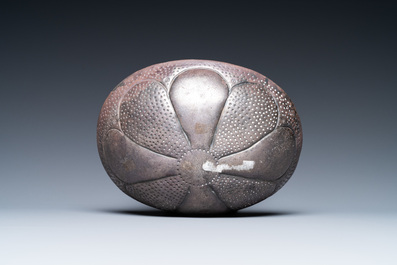 Een Sassanidische zilveren schotel met een vogel, Perzi&euml;, 7/9e eeuw