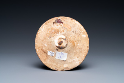 Een Oost-Romeinse of Byzantijnse aardewerken schotel met ornamentaal decor, 6/10e eeuw