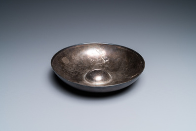 Een Perzische zilveren kom met opgehoogde ziel, 8/12e eeuw