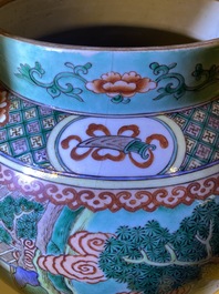 Une paire de grands vases couverts en porcelaine de Chine famille verte &agrave; fond turquoise, 19&egrave;me