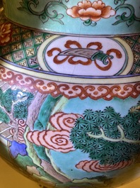 Une paire de grands vases couverts en porcelaine de Chine famille verte &agrave; fond turquoise, 19&egrave;me