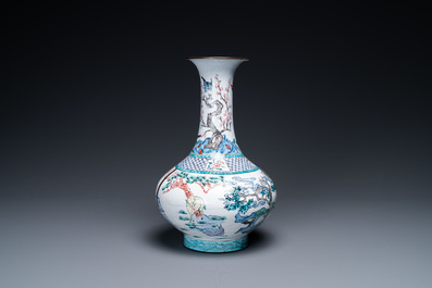 Un vase de forme bouteille en &eacute;maux de Canton, marque de Qianlong, 19&egrave;me