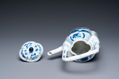 Een Chinese blauw-witte theepot met boogvormig hengsel, Kangxi