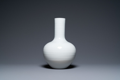 Un vase de forme 'tianqiu ping' en porcelaine de Chine en blanc monochrome, 18/19&egrave;me