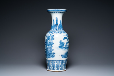 Un vase en porcelaine de Chine en bleu et blanc &agrave; d&eacute;cor d'une c&eacute;r&eacute;monie de th&eacute;, 19&egrave;me