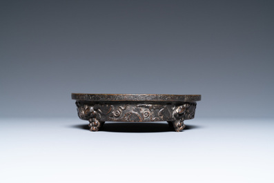 Un lave-pinceaux quadrilobe en bronze, Chine, Kangxi