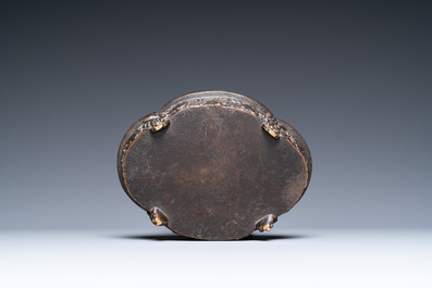 Un lave-pinceaux quadrilobe en bronze, Chine, Kangxi