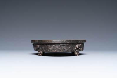 Een Chinese bronzen vierlobbige penselenwasser, Kangxi