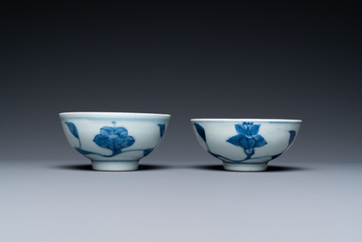 Een paar Chinese blauw-witte 'paleis' kommen, Yongzheng merk en periode