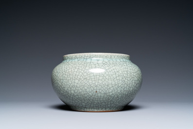 A Chinese crackle-glazed alms bowl, 19th C.